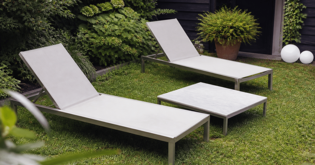 Chaises longues et table basse installes sur terrasse gazon