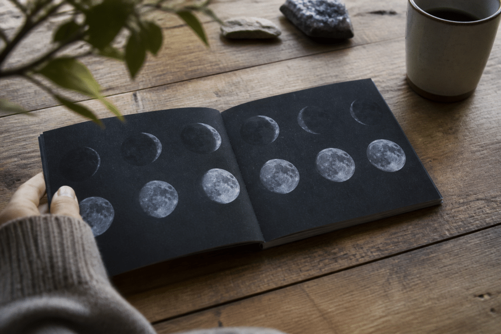 Calendrier lunaire ouvert montrant phases et cycles mensuels