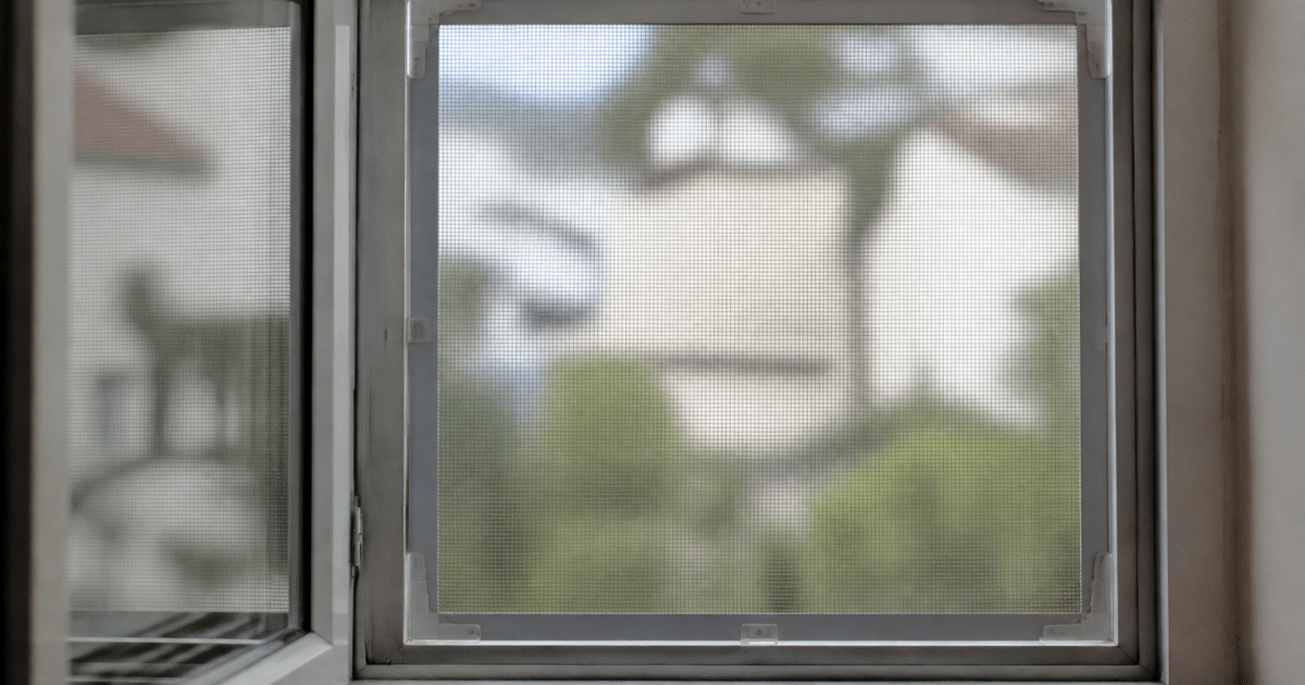 Filet metallique transparent fixe sur cadre fenetre ouvert